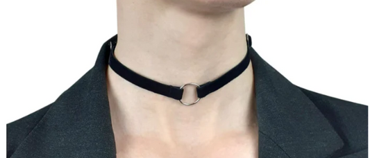 Invisible BDSM symbols in everyday clothing – how to hint at your affiliation without obvious accessories